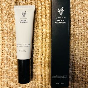 TOUCH GLORIOUS mattifying face primer